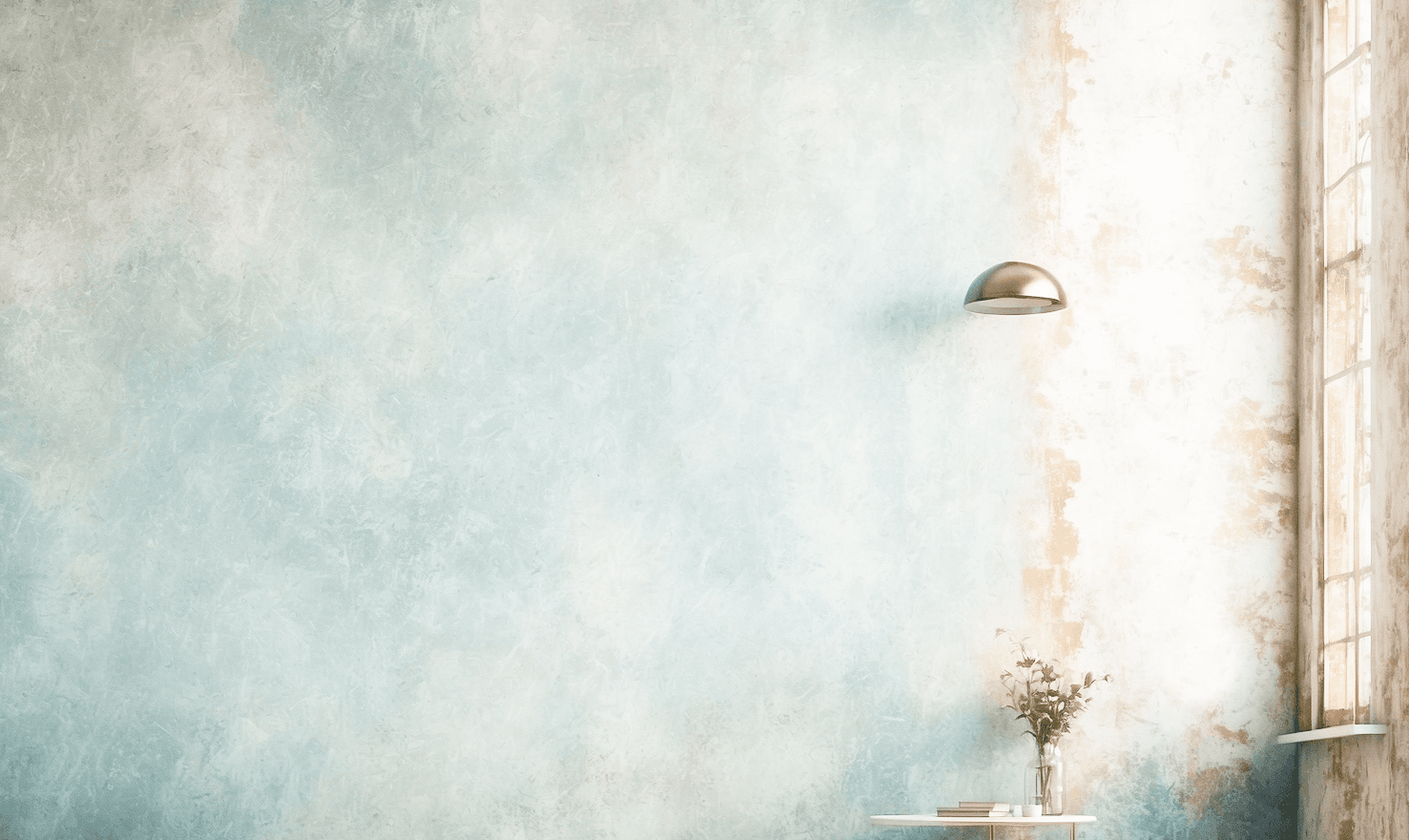 Eine Dekorative Wand mit Lampe und Pflanze